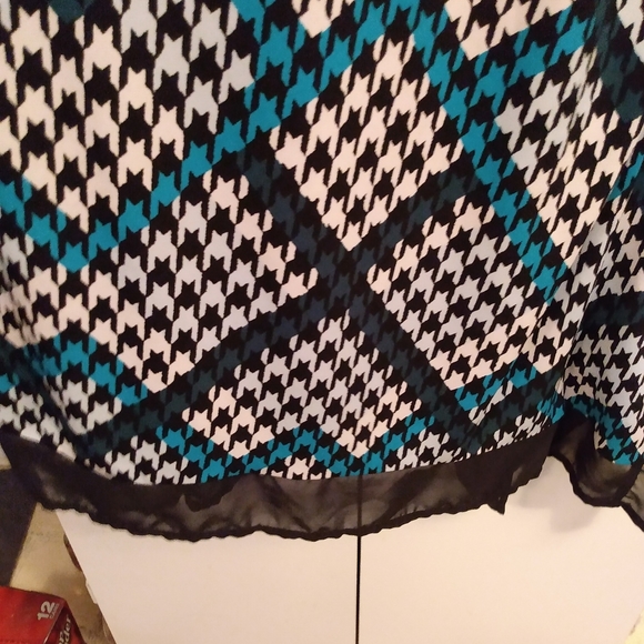 2 For $6 Blouse with extended hem - Picture 4 of 4